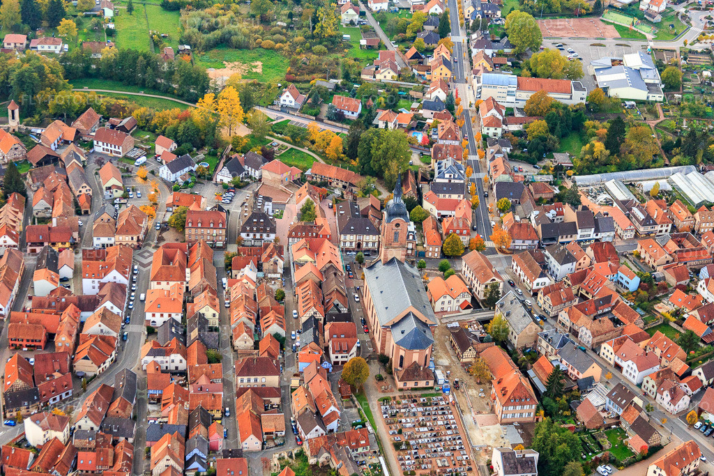 Vue aérienne: Centre-ville avec l'église Saint-Michel de Reichshoffen depuis l'est à Reichshoffen dans le département Bas Rhin, France – .Photo: IMG_084858.jpg prise le 24/10/2015 par Werner Riehm/FLY-FOTO.eu – Résolution de l'original: 5472 x 3648 px