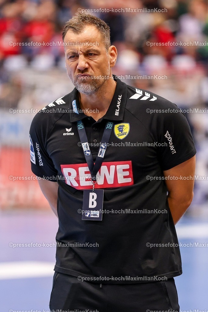 BHC16112501012 | 16.11.2025, Handball, HBL, Bergischer HC - Rhein-Neckar Löwen, Mitsubishi Electric HALLE Düsseldorf: Cheftrainer Maik Machulla (Rhein-Neckar Löwen #hc) zieht eine Mine reagiert am Spielfeldrand 