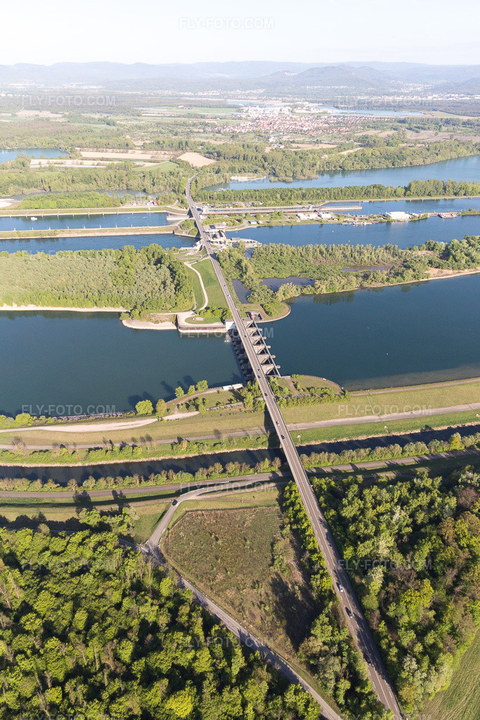 Aerial view: Rhine lock Iffezheim in Beinheim in the state Bas-Rhin, France. – Photo: IMG_099059.jpg taken on 04/23/2017 by Werner Riehm/FLY-FOTO.com – Resolution of the original: 3433 x 5150 px