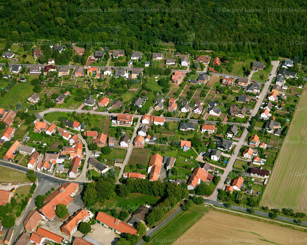 2638764 | STEINLAH 23.08.2006 Landwirtschaftliche Nutzflächen und Feldgrenzen  umsäumen das Siedlungsgebiet des Dorfes in Steinlah im Bundesland Niedersachsen, Deutschland // Agricultural land and field boundaries surround the settlement area of the village  in Steinlah in the state Lower Saxony, Germany Foto: Gerhard Launer