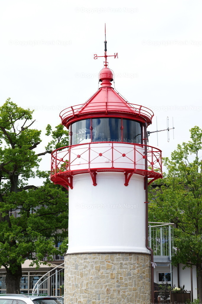 Leuchtturm in Lauterbach | Auf der Insel Rügen in Lauterbach dient der Leuchtturm als Leitfeuer. - Realisiert mit Pictrs.com