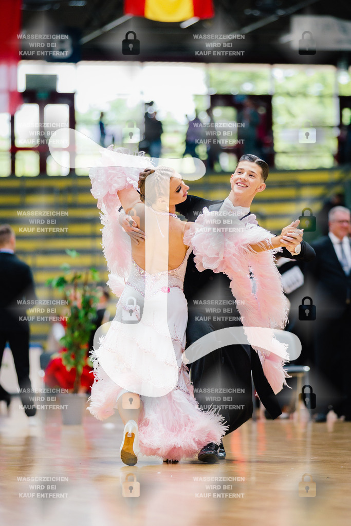 Hessen Tanzt WDSF International Open Standard 8th (32) Dmytrii Forostianov _ Helene Novalee Tilgert (Grün-Gold-Club Bremen)-2025-05-17-8615 | Webshop for digital downloads and prints of dance sport, event & show photographer Julian Link - Realisiert mit Pictrs.com