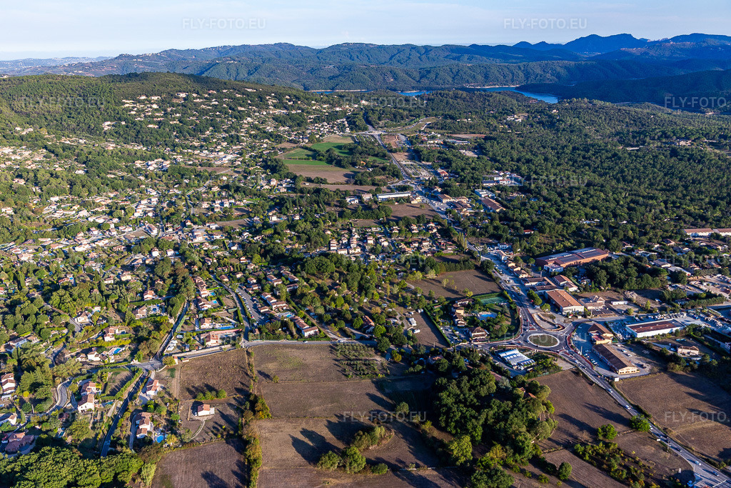 Vue aérienne: Vue de la ville à Montauroux dans le département Var, France. Photo: IMG_129482.jpg prise le 18/09/2021 par Werner Riehm/FLY-FOTO.eu – Résolution de l'original: 5472 x 3648 px