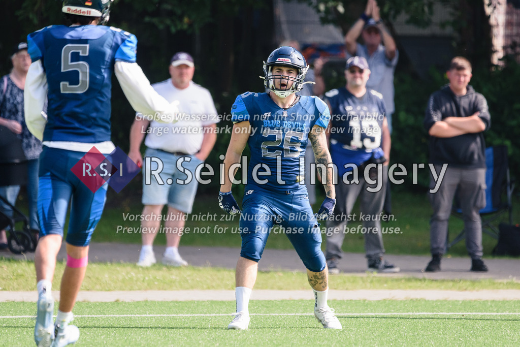 RS-1-130650 | Pascal Schranz (#26, Blue Devils) jubelt nach seinem Touchdown Run