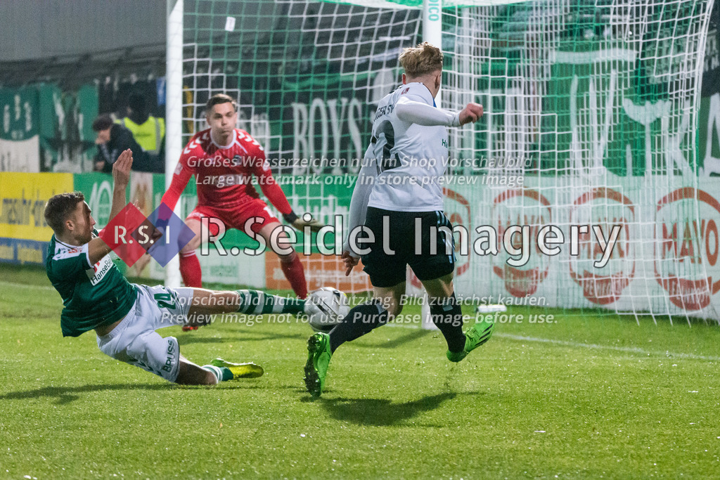 Fußball, Saison 2022/23, Regionalliga Nord, VfB Lübeck - Hamburger SV II, Stadion an der Lohmühle (Lübeck), 25.11.2022, 20. Spieltag | Morten Rüdiger (#24, Lübeck) entschärft per Grätsche und verhindert Torschuss von Leon Sommer (#22, HSV II)