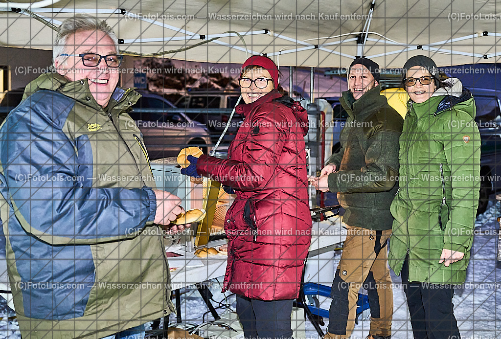 _ALP8139_NACHTderBALLONE_Lackenhof_Baeckerei Czihak | ... mit dem Ballonsportclub Ötscherland aus Wieselburg, der Bergrettung Lackenhof mit einer Schauübung, der Perchtengruppe 'Gaminger Ötscherteufeln' und dem Musikverein Lackenhof, So 28. Dezember 2025.          Bäckermeisterbetrieb Thomas Czihak aus Gaming war mit kulinarischen Stärlkungen zur Stelle und hatte alle Hände voll zu tun.