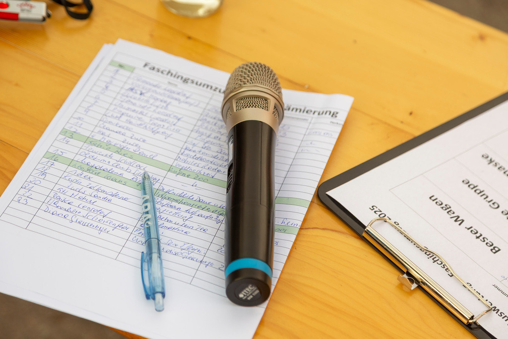 Umzug2025-236_9973 | Fotostrecke: FASCHINGSUMZUG 2025 in Loosdorf. 22 Masken(gruppen)-Teilnehmer: Loosdorfer Vereine, Wirtschaftstreibende, Gemeindeabordnungen sowie Kreditinstitute. rund 700 Besucher entlang der Hauptstrasse. Veranstaltungs-Sicherung durch Mannschaft der FF-Loosdorf mit schwerem Gerät. Maskenprämierung am EKZ-Platz durch Bgm. Thomas Vasku in den Kategorien: Bester Festwagen (Fa. gkonzept-Groissenberger; Beste Personengruppe-ASK-Loosdorf; Beste Einzelperson; Weiteste Anreise-FF Schollach;