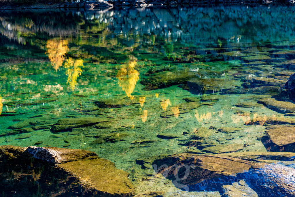 Spiegelung im türkisfarbenen Wasser des Lagh da Val Viola, Puschlav, Schweiz | reflection of yellow larches in the turquoise water of Lagh da Val Viola, Puschlav - Realisiert mit Pictrs.com