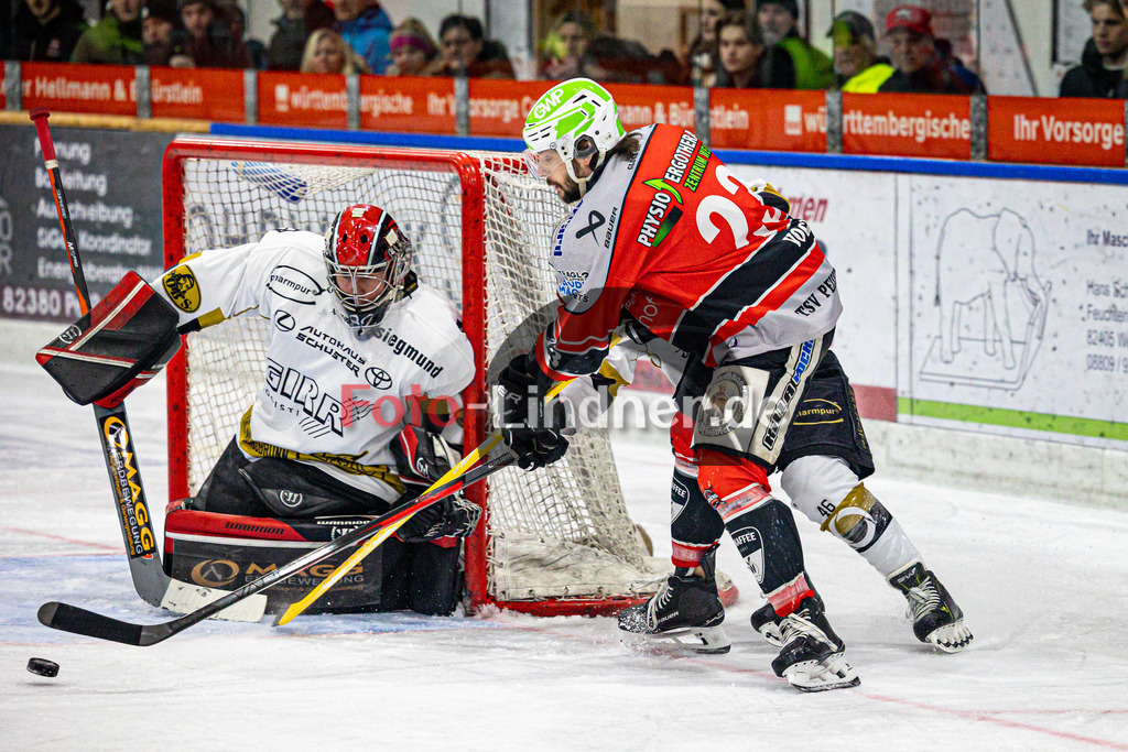 TSV Peißenberg MINERS gegen EHC Königsbrunn PINGUINE | Eishockey Bayernliga Herren Playoffs Viertelfinale 2024/25 - Spiel 4 von 7, TSV Peißenberg MINERS gegen EHC Königsbrunn PINGUINE, 20250216,Dejan VOGL (MINERS 23) spielt Pass in den Slot,2025-02-16 in Peißenberg (Eisstadion Peißenberg)Dejan VOGL (MINERS 23), Stefan VAJS (EHC Goalie 32)Copyright: WolfgangxLindner foto-lindner.de