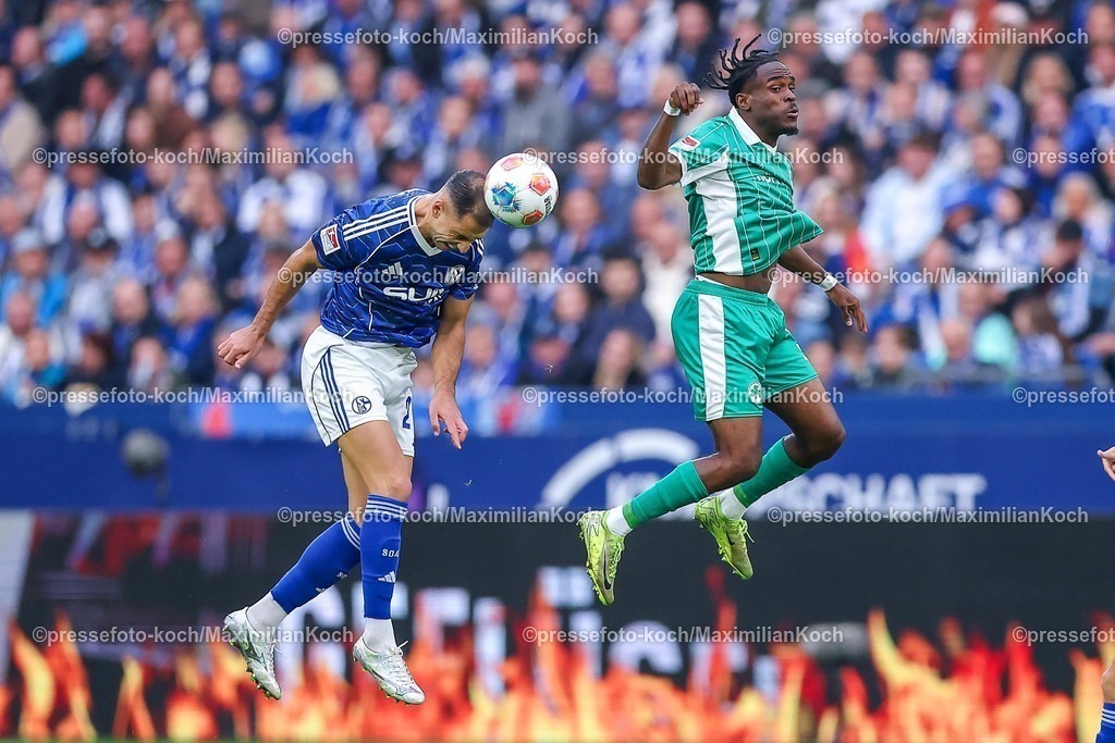 S0426092501064 | 25.09.2025, Fußball, FC Schalke 04 - SpVgg Greuther Fürth, 7.Spieltag, 2. Fußball Bundesliga, Veltins-Arena Gelsenkirchen, Saison 2025 2026: Felipe Sanchez&nbsp;(Schalke04 #02) im Zweikampf gegen  Noel Futkeu&nbsp;(Greuther Fürth #09) Kopfball KopfballduellDFB regulations prohibit any use of photographs as image sequences and or quasi-video.