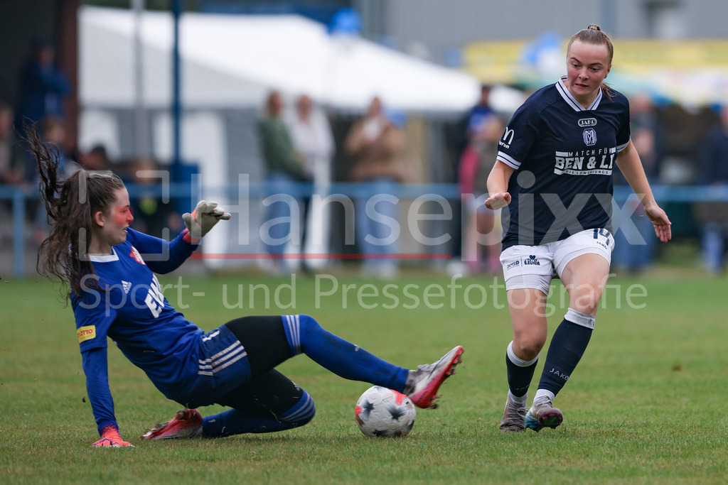 Fussball, Testspiel Frauen, SpVg Aurich - SV Meppen | v.li.: Jule Götz (Torhüterin, Torwart, SpVg Aurich, 1) und Bente Bode (SV Meppen, 14) im Zweikampf, Duell, Dynamik, Aktion, Action, Spielszene