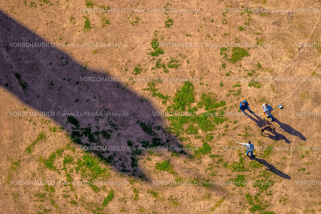 Wetter240503489 | Luftbild, Schatten des Harkortturm, Personen mit Hund, Wetter, Ruhrgebiet, Nordrhein-Westfalen, Deutschland