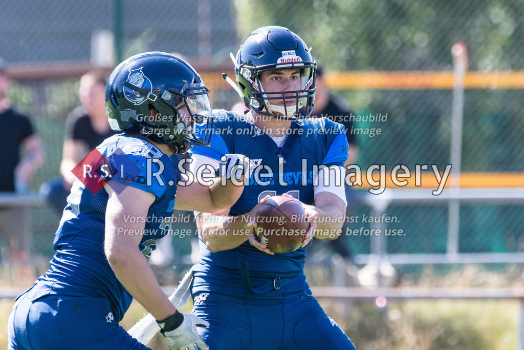 American Football, Saison 2022, Regionalliga Nord, Hamburg Blue Devils - Oldenburg Knights, Dr.-Hermann-Schnell-Sportplatz (Hamburg), 06.08.2022, 07. Gameweek | Leif Plagge (#11, Blue Devils, Quarterback), Marius Fiedler (#28, Blue Devils, RB)