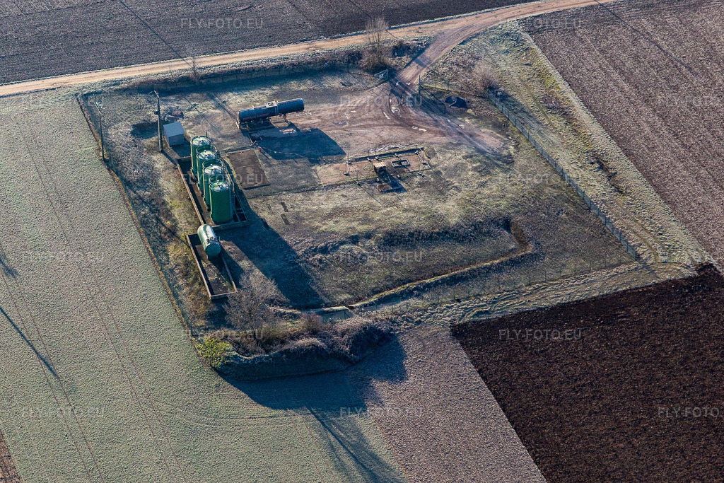 Vue aérienne: Réservoir et pompe pour l'extraction de pétrole dans la plaine du Rhin à Niederlauterbach dans le département Bas Rhin, France. Photo: IMG_124062.jpg prise le 11/01/2021 par Werner Riehm/FLY-FOTO.eu – Résolution de l'original: 3959 x 2639 px