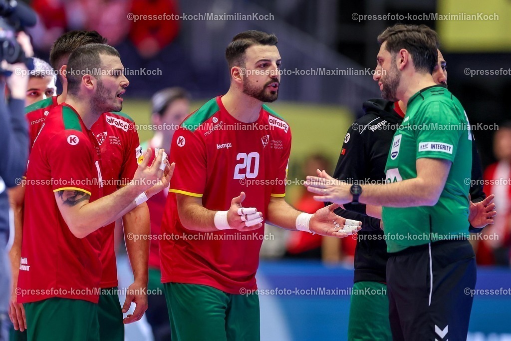 EHF22012601170 | 22.01.2026, Handball, Men's EHF EURO 2026, Deutschland - Portugal, Jyske Bank Boxen in Herning, Dänemark, Main Round:  Rui Sousa Martins Silva (Portugal #14)  Miguel Jose Soares Neves (Portugal #20) gestikulierend auf dem Spielfeld  neben Schiedsrichter