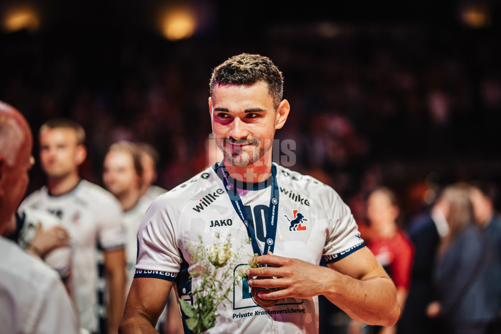 Volleyball | Herren | Saison 2024/2025 | 1. Volleyball Bundesliga Männer | Finale | BERLIN RECYCLING Volleys vs. SVG Lüneburg | 03.05.2025 | Lorenz Karlitzek (#10, SVG Lüneburg) mit der Silbermedaille