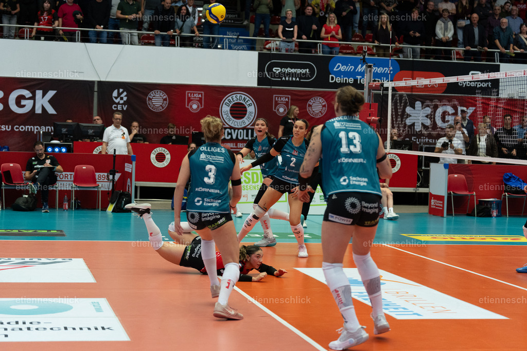 Dresdner SC - Binder Blaubären TSV Flacht, DEKRA 1. Bundesliga Frauen, Volleyball | Im Bild: Katerina Georgiadis (7, Dresdner SC) rettet den Ball24.10.2026, Dresdner SC -  Binder Blaubären TSV Flacht, DEKRA 1. Bundesliga Frauen, Volleyball, Deutschland, Dresden, Cyberport Arena