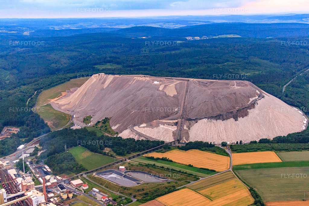 Luftbild: Monte Kali - Abraumhalde der K+S Minerals and Agriculture GmbH, Werk Neuhof-Ellers in Neuhof im Bundesland Hessen in Deutschland. Foto: IMG_68362.jpg vom 21.06.2014 durch Werner Riehm/FLY-FOTO.deNeuhof-Ellers | K+S Aktiengesellschaft
