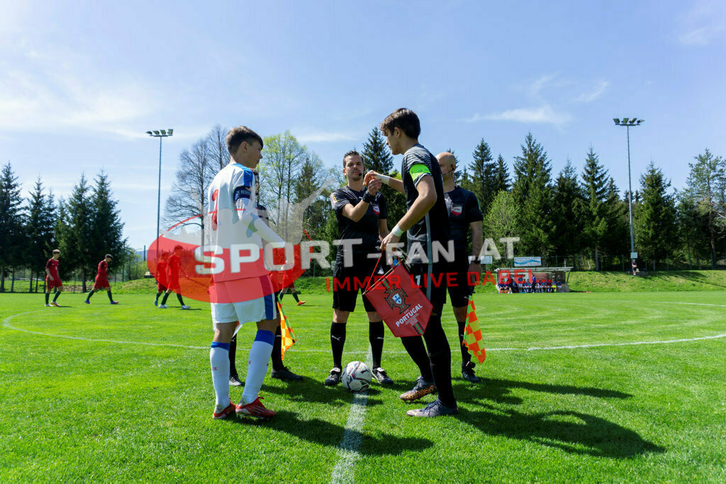 Portugal  U15 -Czech Republic U15 | Ankick, EMANUEL KULTERER (Referee), MATHIAS BODNER (Assistant Referee), JAN LAP (Assistant Referee) STEPAN BERAN (Czech Republic #2) DIOGO FERREIRA (Portugal #1) ; Portugal  U15 -Czech Republic U15 am 29.04.2022 in Arnoldstein
(Sportplatz), AUSTRIA, (Photo by Ernst Krawagner sport-fan.at) - Realisiert mit Pictrs.com