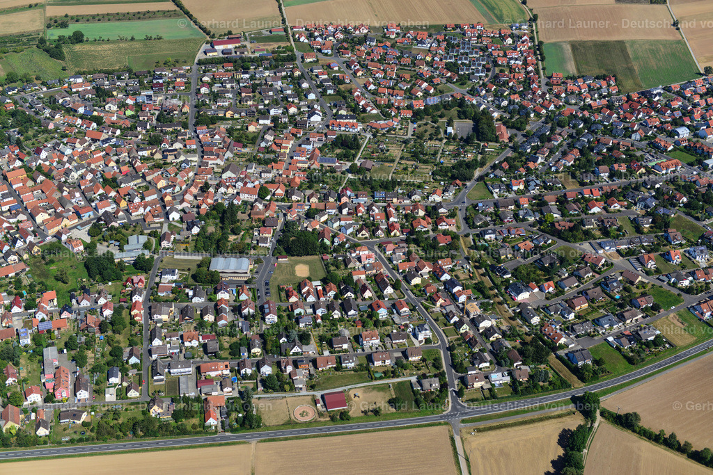 3650045 | HETTSTADT 31.08.2016 Wohngebiet einer Einfamilienhaus- Siedlung  in Hettstadt im Bundesland Bayern, Deutschland // Single-family residential area of settlement  in Hettstadt in the state Bavaria, Germany Foto: Gerhard Launer