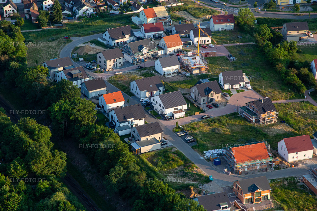 Luftbild: Neubaugebiet Rosenweg in Kandel im Bundesland Rheinland-Pfalz in Deutschland. Foto: IMG_136281.jpg vom 07.06.2023 durch Werner Riehm/FLY-FOTO.de