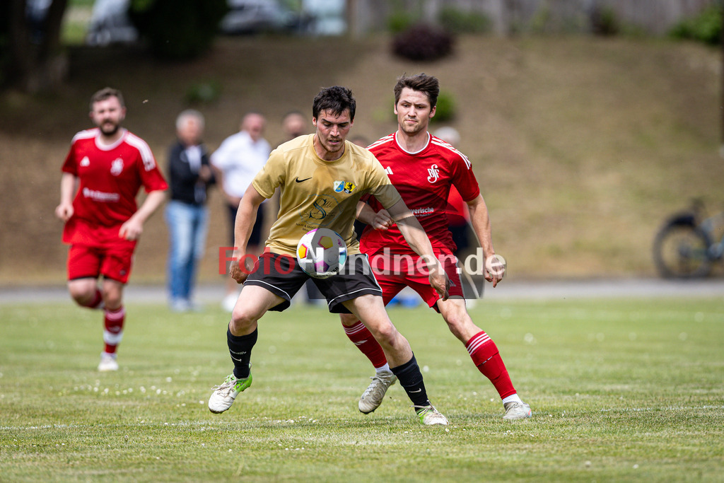SG Wielenbach/Pähl gegen SpFrd Bichl | Fußball Herren Kreisklasse Gruppe 3 Zugspitze 2025/26 27. Spieltag, SG Wielenbach/Pähl gegen SpFrd Bichl, 20260510,Zweikampf,2026-05-10 in 82407 Wielenbach (Sportzentrum Grünbachstuben, Platz 1, Hirschbergstr. 16), Florian LAUTERBACHER (SG Wielenbach/Pähl 10), Tobias MÄRZ (SpFrd Bichl 11)Copyright: WolfgangxLindner www.foto-lindner.de