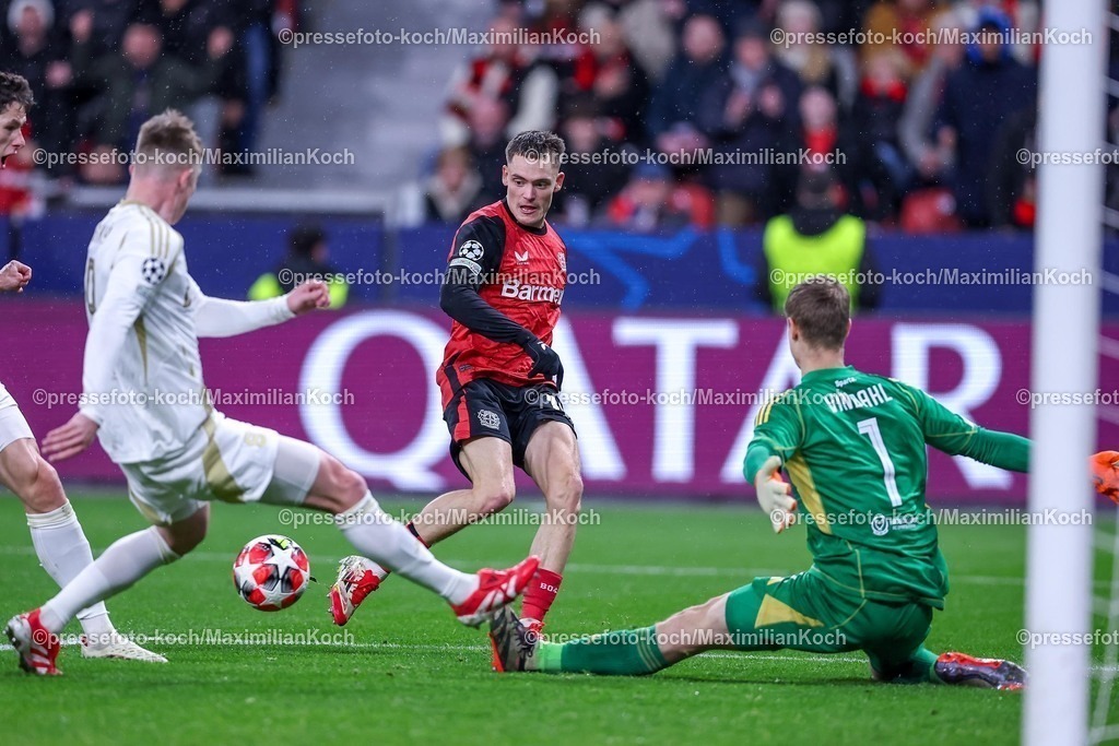 UCL29012501040 | 29.01.2025, Fußball, Bayer 04 Leverkusen - AC Sparta Prag, UEFA Champions League, 8. Spieltag, BayArena, Saison 2024 2025: Florian Wirtz (Bayer04 Leverkusen #10) Schuss auf das Tor von Torwart Peter Vindahl (Sparta Prag #1) 