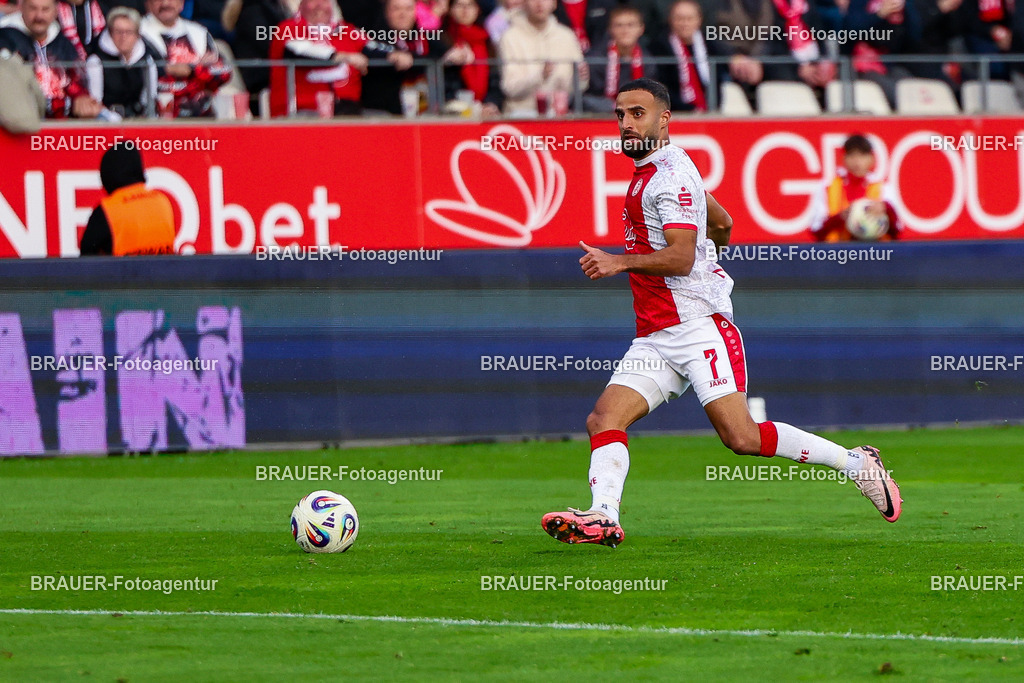 Rot-Weiss Essen - Viktoria Köln - 3.Liga | Essen, Deutschland, 18.10.2025 Ramien Safi  (Rot-Weiss Essen) Einzelaktion während des 3.Liga Spiels zwischen Rot-Weiss Essen- Viktoria Köln im Stadion an der Hafenstraße am 01.08.2025 in Essen. (Foto von Timo Bluhmki-Schmidt/ Brauer Fotoagentur