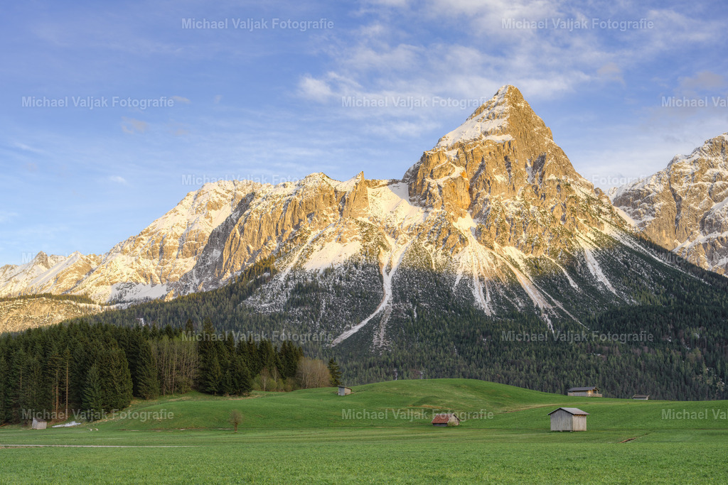 Ehrwalder Sonnenspitze | Die Ehrwalder Sonnenspitze, ein majestätischer Gipfel in den Tiroler Alpen, ist bekannt für ihr spektakuläres Alpenglühen am Abend. Wenn die letzten Sonnenstrahlen die Bergspitzen treffen, verwandeln sie sich in ein leuchtendes Rot und Orange, das die Schönheit der Natur hervorhebt. Dieses Naturschauspiel zieht zahlreiche Besucher an, die das friedliche und atemberaubende Panorama genießen möchten. Es ist ein Moment der Stille und Bewunderung, der die Kraft und Pracht der Alpen widerspiegelt. - Realisiert mit Pictrs.com