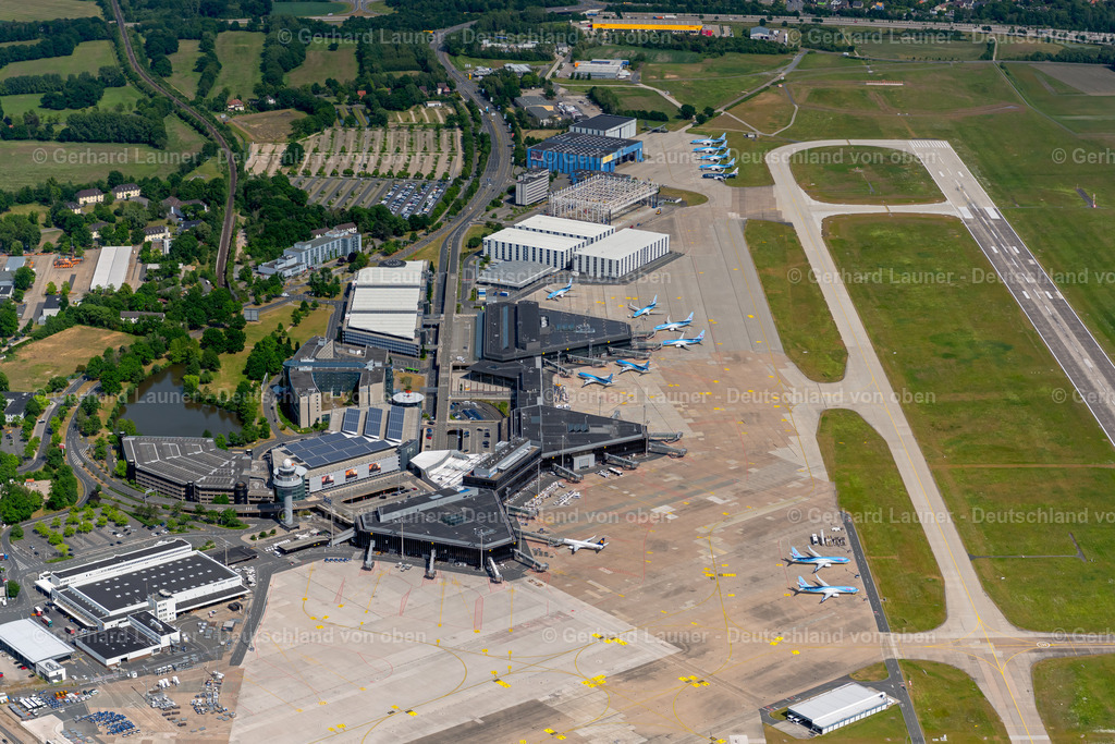 4030844 | LANGENHAGEN 02.06.2020 Abfertigungs- Gebäude und Terminals auf dem Gelände des Flughafen " Flughafen Hannover " an der Flughafenstraße in Langenhagen im Bundesland Niedersachsen, Deutschland. // Dispatch building and terminals on the premises of the airport "Flughafen Hannover" on Flughafenstrasse in Langenhagen in the state Lower Saxony, Germany. Foto: Gerhard Launer