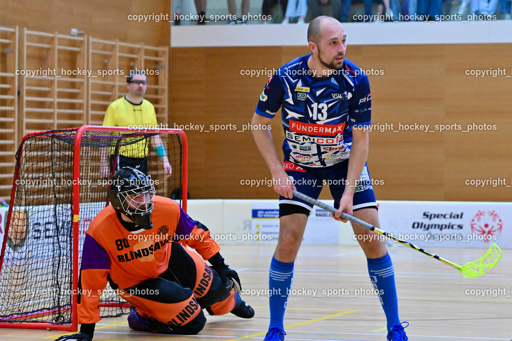 VSV Unihockey vs. Wiener Floorballferein 6.4.2024 | #80 Bernhard Bezucha Wiener Floorballverein, #13 Jan Sláma VSV Unihockey, VSV Unihockey vs. Wiener Floorballferein 6.4.2024, VSV Unihockey vs. Wiener Floorballferein  am 06.04.2024 in Villach (Ballspielhalle St. Martin), Austria, (Photo by Bernd Stefan)