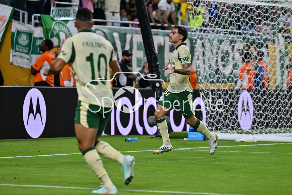 Inter Miami CF - Palmeiras Sao Paulo | Jubel der Brasilieaner nach dem Treffer zum 2-2 Ausgleich durch MAURICIO (Palmeiras 18) / Tor / Torschuetze / Freude / Happy / FIFA Club World Cup: Inter Miami CF - Palmeiras Sao Paulo, Hard Rock Stadium am 23.06.2025 / NOT FOR SALE IN USA