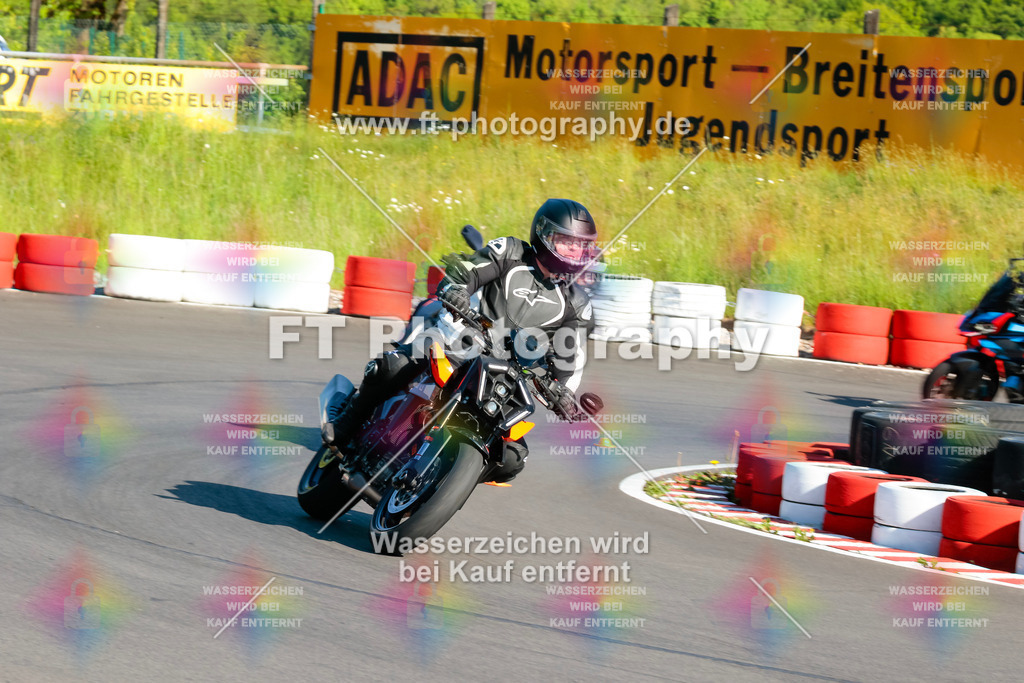 Moto-TeamOBK-21102 | Hier findet Ihr Bilder von Touristenfahrten auf der Nürburgring Nordschleife oder von anderen Veranstaltungen die ich besucht habe. Viel Spass beim Durch Schauen 