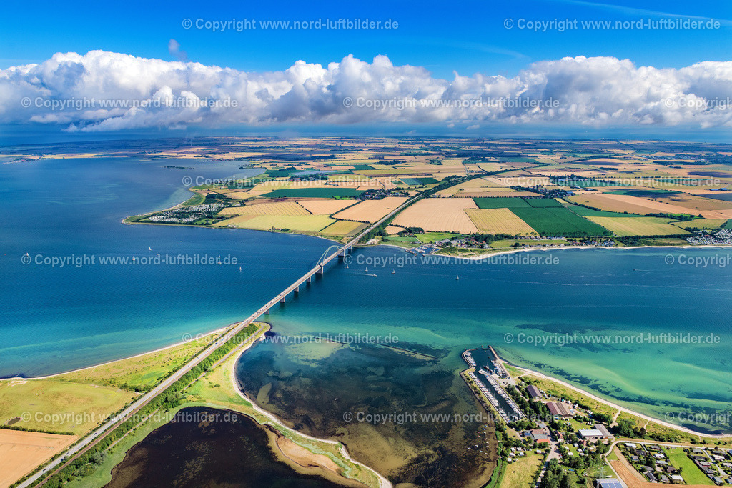 Fehmarn_Fehmarsundbrücke_Belt_ELS_8791130720 | FEHMARN 13.07.2020 Blick auf die kombinierte Straßen- und Eisebahnbrücke Fehmarnsundbrücke, der Fehmarnsundquerung zwischen Fehmarn und dem Festland bei Großenbrode in Schleswig-Holstein. // Fehmarn Sund bridge between Fehmarn and the mainland at Grossenbrode in Schleswig-Holstein. Foto: Martin Elsen