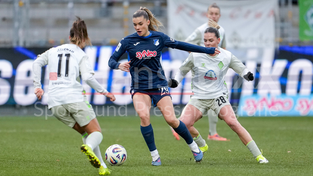 Fussball, Google Pixel Frauen-Bundesliga, TSG 1899 Hoffenheim - SV Werder Bremen | v.li.: Maja Sternad (Werder, 11), Selina Cerci (TSG, 29), Juliane Wirtz (Werder, 28), Zweikampf, Spielszene, Duell, duel, tackle, tackling, Dynamik, Action, Aktion, 01.02.2026, Sinsheim (Hoffenheim)  (Deutschland), Fussball, Google Pixel Frauen-Bundesliga, TSG 1899 Hoffenheim - SV Werder Bremen, DFB/DFL REGULATIONS PROHIBIT ANY USE OF PHOTOGRAPHS AS IMAGE SEQUENCES AND/OR QUASI-VIDEO., DIE DFB-RICHTLINIEN UNTERSAGEN JEGLICHE NUTZUNG VON FOTOS ALS SEQUENZBILDER UND/ODER VIDEOÄHNLICHE FOTOSTRECKEN. DFB REGULATIONS PROHIBIT ANY USE OF PHOTOGRAPHS AS IMAGE SEQUENCES AND/OR QUASI-VIDEO.