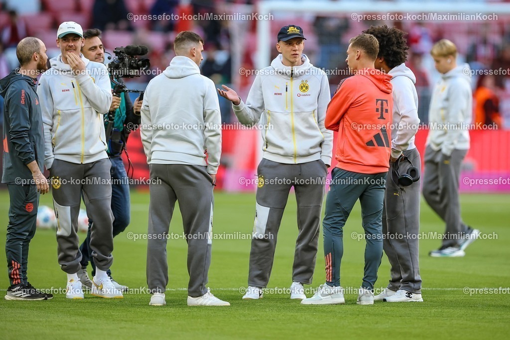 FCB18102501039 | 18.10.2025, Fußball, FC Bayern München - Borussia Dortmund, 1. Fußball Bundesliga, 7. Spieltag, Allianz Arena, Saison 2025 2026: Platzbegehung vor dem Spiel - Julian Brandt (BVB #10) Pascal Groß (BVB #13) Maximilian Beier (BVB #14) Karim Adeyemi (BVB #27) zusammen mit Joshua Kimmich (FC Bayern Muenchen #06) DFB regulations prohibit any use of photographs as image sequences and or quasi-video.