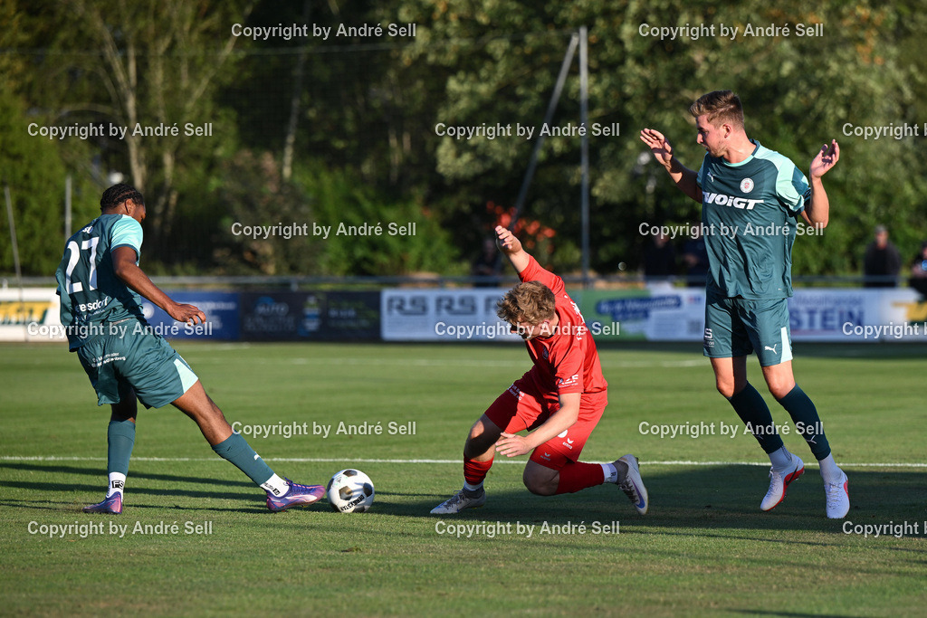 PSV Neumünster vs TSB Flensburg | Denzel Imasün (PSV #27) &amp; Tobias Fölster (PSV #5) vs Cosmo Nitsch (TSB #3) / Fußball-Oberliga Männer 2026/2027 / PSV Neumünster vs TSB Flensburg / PSV Stadion Platz A / Neumünster / 07.08.26 - Realisiert mit Pictrs.com