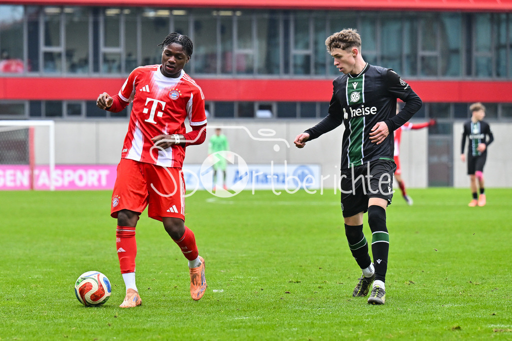 FC Bayern München - Hannover 96 | MUNICH, GERMANY - 15. FEBRUARY: im Duell Uzorchukwu EGWUATU (FC Bayern München U19 13) und Max BERGER (Hannover 96 U19 2) während dem Spiel zwischen der U19 des FC Bayern München und der U19 von Hannover 96 am 2. Spieltag der Hauptrunde der U19-DFB-Nachwuchsliga am FC Bayern Campus