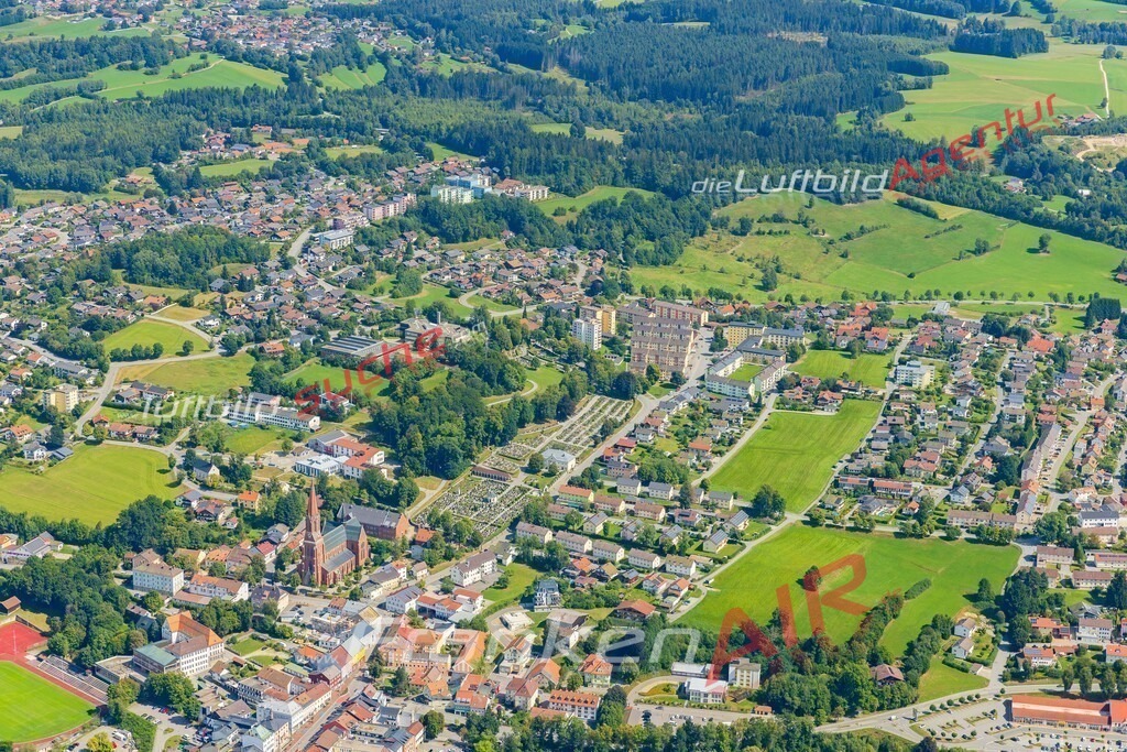 zwiesel-tourismus-aufnahme-5296-jahr-2025 | Luftaufnahme von Zwiesel Vs Google Maps- Die Luftaufnahme wurde 2025 vom UL-Flugzeug heraus erstellt ( keine Drohne ) - Hochauflösende Luftaufnahme - für professionelle Ausdrucke geeignet. Die Geschenkidee !Mit Lizenz und Bildrechte bestellbar