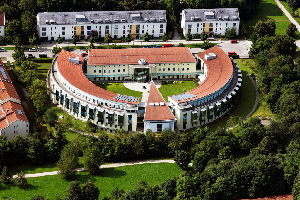 dr__0071231.jpg | MüNCHEN 12.08.2021 Gebäudekomplex des Klosters Kongregation der Barmherzigen Schwestern in München im Bundesland Bayern, Deutschland. // Complex of buildings of the monastery Kongregation of Barmherzigen Schwestern in Munich in the state Bavaria, Germany. Foto: Daniel Reiter