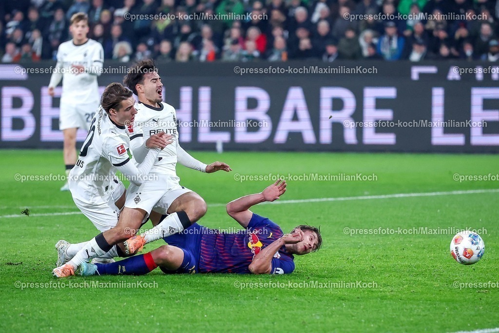 BMG28112501024 | 28.11.2025, Fußball, Borussia Mönchengladbach - RB Leipzig, 1. Fußball Bundesliga, 12.Spieltag, Borussia-Park, Saison 2025 2026: Jens Castrop (Borussia Mönchengladbach #17)  und Florian Neuhaus (Borussia Mönchengladbach #10) laufen sich selbst über den Haufen im Zweikampf gegen  Willi Orban (RB Leipzig #04) DFB regulations prohibit any use of photographs as image sequences and or quasi-video.