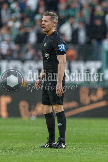 19.04.2026, GER, Fussball, Herren, 1. BL, Saison 2025/2026, Borussia Mönchengladbach - 1. FSV Mainz 05 | Schiedsrichter Tobias Welz schaut 