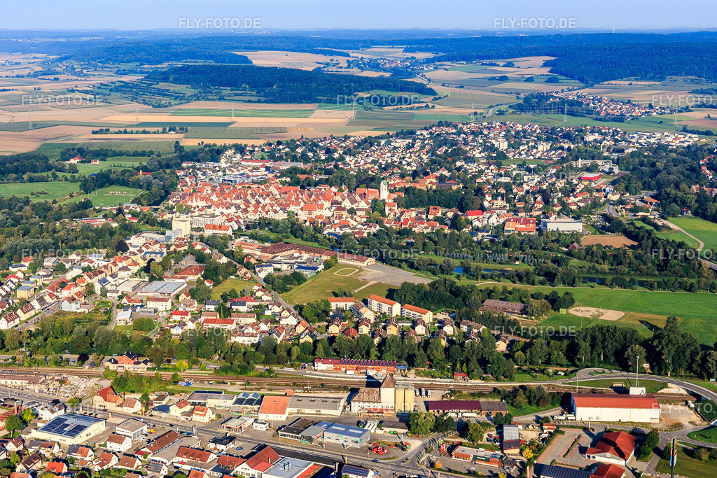 Ortsansicht von Südosten jenseits Bahn undf Donau | Luftbild: Ortsansicht von Südosten jenseits Bahn undf Donau in Riedlingen im Bundesland Baden-Württemberg in Deutschland. Foto: IMG_129250.jpg vom 05.09.2021 durch Werner Riehm/FLY-FOTO.de - Realisiert mit Pictrs.com