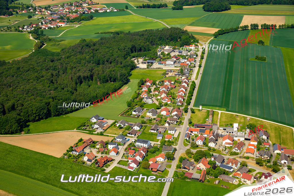 Das Luftbild zeigt Biesenhard Wellheim - Die Luftaufnahme wurde 2023 vom UL-Flugzeug aus erstellt ( keine Drohne ) - Hochauflösende Luftaufnahme - Für grossformatige Ausdrucke geeignet. Die Geschenkidee !Mit Lizenz und Bildrechte bestellbar
