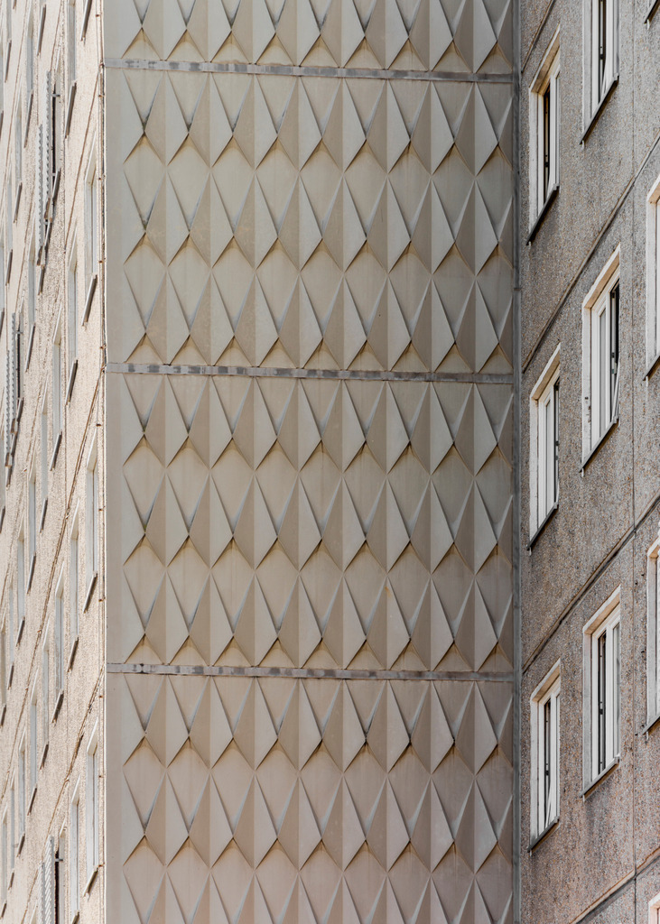 Jena-Lobeda | Strukturfassadenplatten an einem Giebel eines P2 (Wohnungsbauserie P2) – Ostmoderne - Realisiert mit Pictrs.com