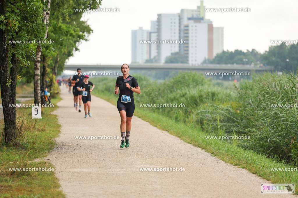 LUR_1830 | 34. M-net Erlanger Triathlon 2025 #erlangertriathlon  #mnettriathlon2025 #mnettriathlon #team #olympischedistanz #mitteldistanz #triathlon #maindonaukanal  #erlangertriathlon2025 #yourpictrs #tv1848 #tv1848erlangen  #triathlonbayern #sportinerlangen #demsportverbunden #sportshot_your_pictrs Copyright: www.sportshot.de