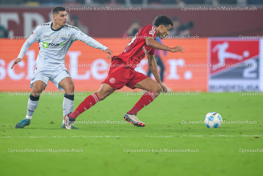 Due09112401031 | 09.11.2024, Fußball, Fortuna Düsseldorf - SC Paderborn 07, 2. Bundesliga, Merkur Spiel-Arena, Saison 2024 2025: Zweikampf zwischen Koen Kostons (Paderborn #10) gegen  Emmanuel Iyoha (Fortuna Düsseldorf #19)DFB regulations prohibit any use of photographs as image sequences and or quasi-video.