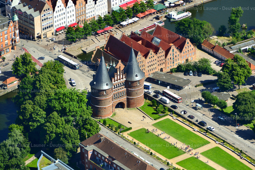 3622099 | Das Holstentor ist ein Stadttor, das die Altstadt der Hansestadt Lübeck nach Westen begrenzt. Es ist das Wahrzeichen der Stadt und wurde 1478 fertiggestellt. Das spätgotische Gebäude gehört zu den Überresten der Lübecker Stadtbefestigung. Das Holstentor ist neben dem Burgtor das einzige erhaltene Stadttor Lübecks