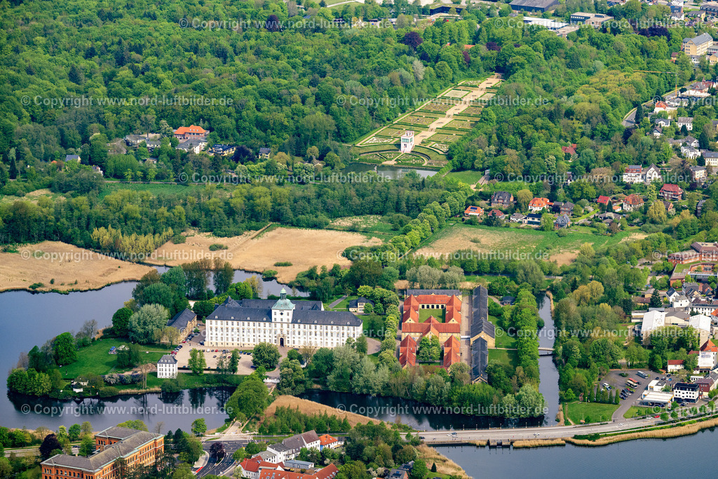 Schleswig_Barokgarten_Schloss_Gottdorf_ELS_3088140523 | SCHLESWIG 14.05.2023 Parkanlage eines Barockgarten beim Schloss Gottorf im Ortsteil Annettenhöh in Schleswig im Bundesland Schleswig-Holstein. Der " Fürstengarten " und ein begehbarer Riesenglobus im Globushaus wurden seit der Eröffnung ein Publikumsmagnet. Der gesamte Garten wurde in Hanglage errichtet, an deren unteren Ende der Herkules-Teich angelegt ist. // Park of a baroque garden with the castle Gottorf in the district of Annettenhoeh in Schleswig in the federal state Schleswig-Holstein. The "prince's garden" and a passable gigantic globe in the globe house became a public magnet since the opening. The whole garden was established in hillside situation in whose bottom the Herkules pond is put on. Foto: Martin Elsen