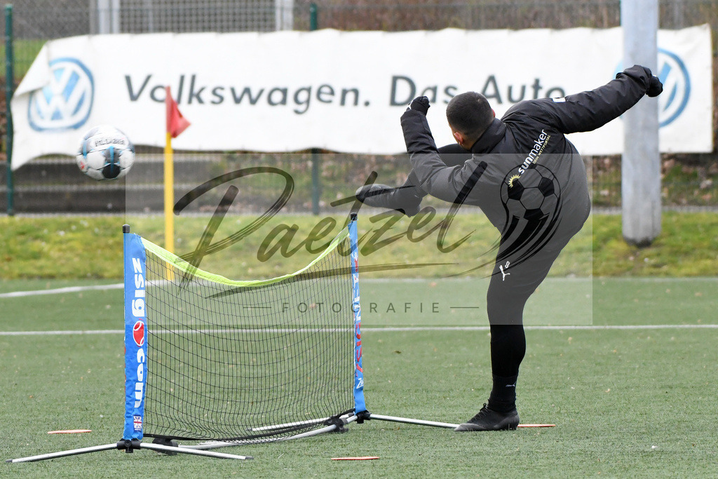 20200131_TRAOSN_0138 | Fußball, Herren: Marcos Alvarez (VfL Osnabrueck) in Aktion, am Ball, Einzelaktion waehrend der Trainingseinheit des VfL Osnabrueck im Sportpark Illoshoehe am 31.01.2020 in Osnabrueck, Deutschland. - Realisiert mit Pictrs.com